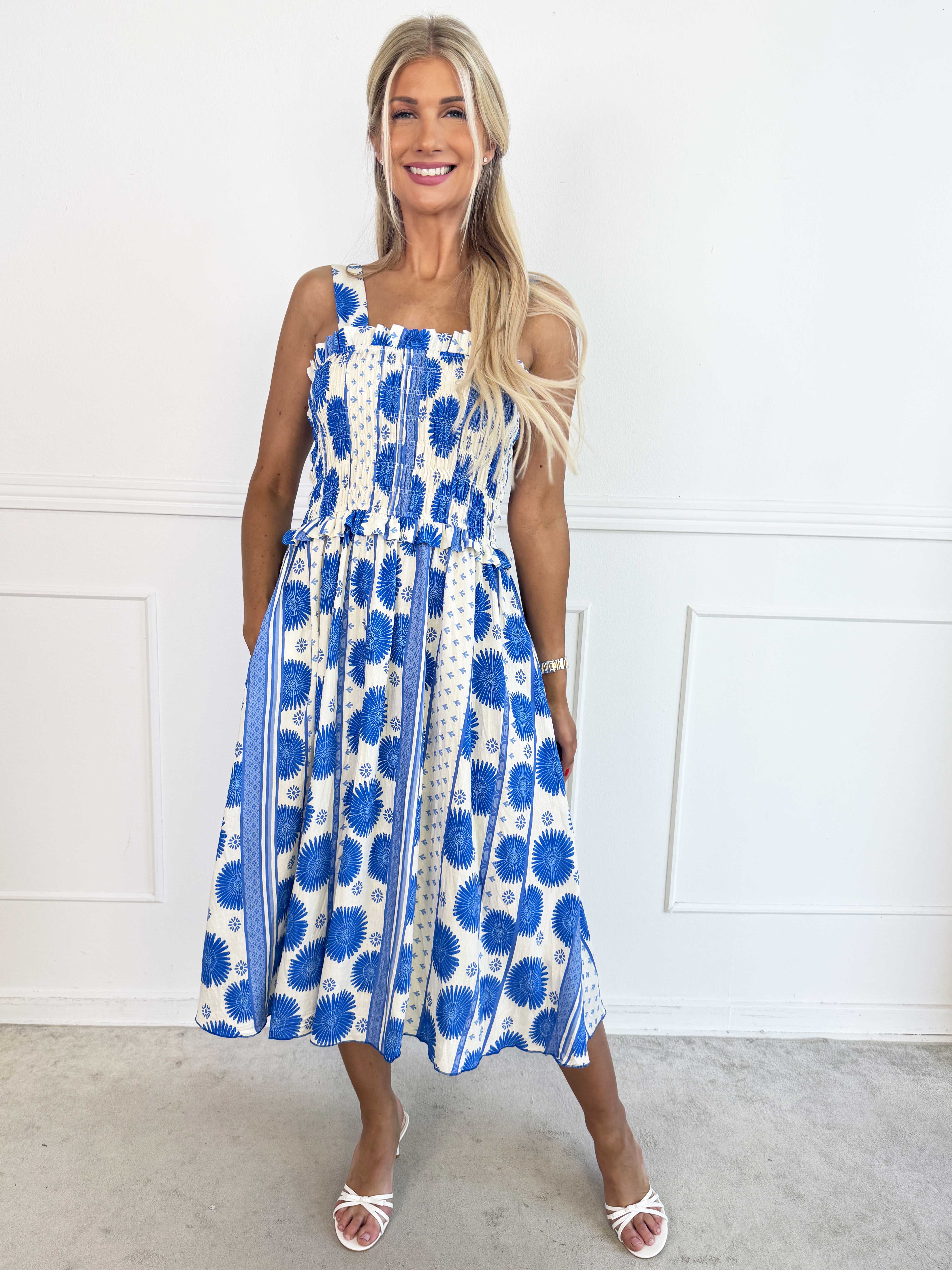 Marisol Sunburst - Blomstret plus size sommerkjole i viskose med smock henover brystet